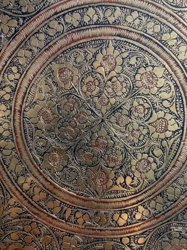 Plateau en laiton à décor floral rayonnant finement ciselé Syrie Damas début XXe