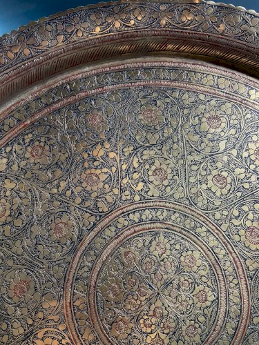 Plateau en laiton à décor floral rayonnant finement ciselé Syrie Damas début XXe