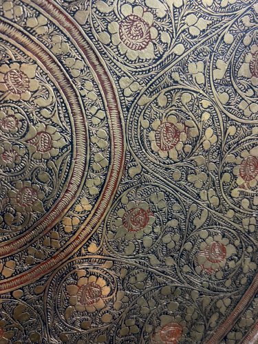 Plateau en laiton à décor floral rayonnant finement ciselé Syrie Damas début XXe