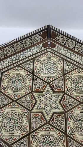 PLATEAU EN MARQUETERIE DAMASQUINE