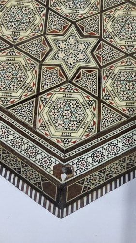 PLATEAU EN MARQUETERIE DAMASQUINE