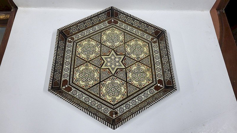 PLATEAU EN MARQUETERIE DAMASQUINE