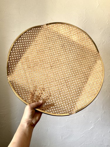 Plateau en plexiglas, cannage & laiton, 1970, attribué à Roche Bobois