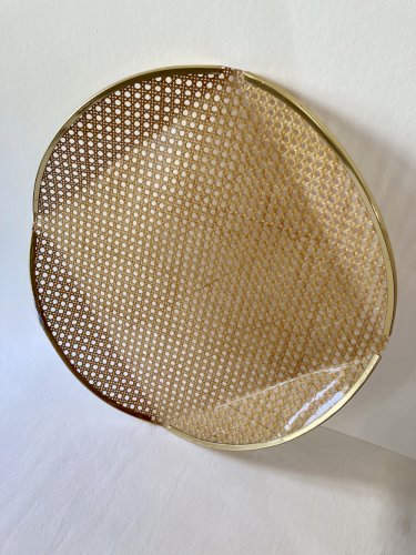 Plateau en plexiglas, cannage & laiton, 1970, attribué à Roche Bobois