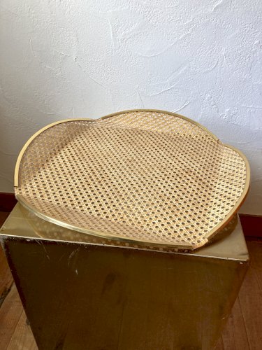 Plateau en plexiglas, cannage & laiton, 1970, attribué à Roche Bobois