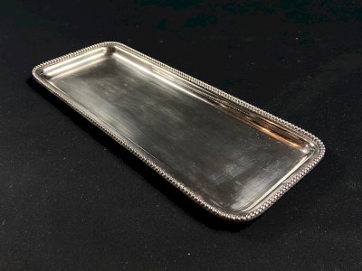 Rectangular platter with a pearl band decoration in the Louis XVI style in silver-plated metal.