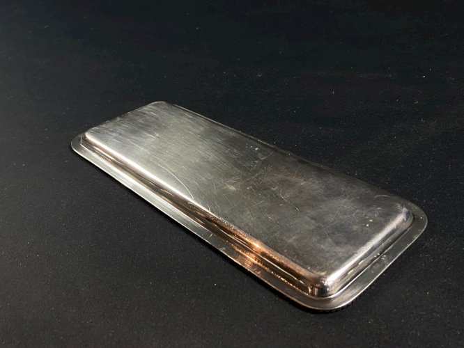 Plateau rectangulaire à décor de rang de perles style Louis XVI en métal argenté