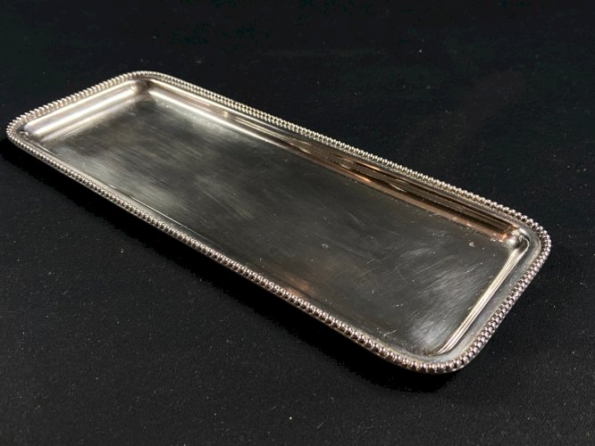 Plateau rectangulaire à décor de rang de perles style Louis XVI en métal argenté