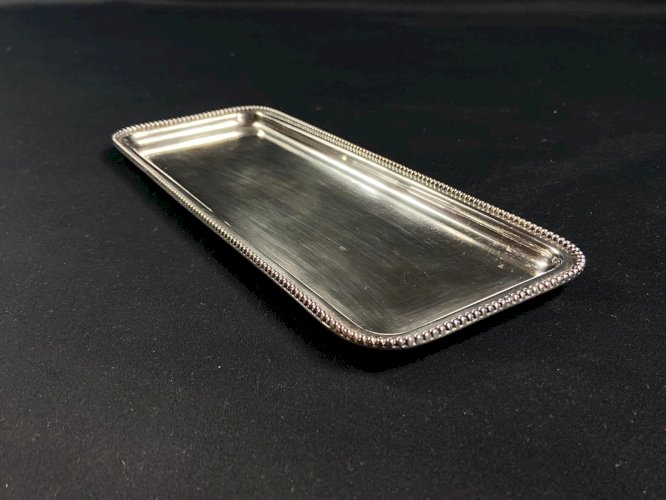 Plateau rectangulaire à décor de rang de perles style Louis XVI en métal argenté