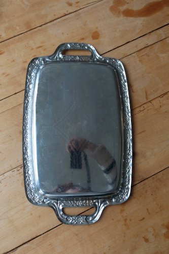 Plateau rectangulaire vintage en métal argenté brillant - Motif gravé