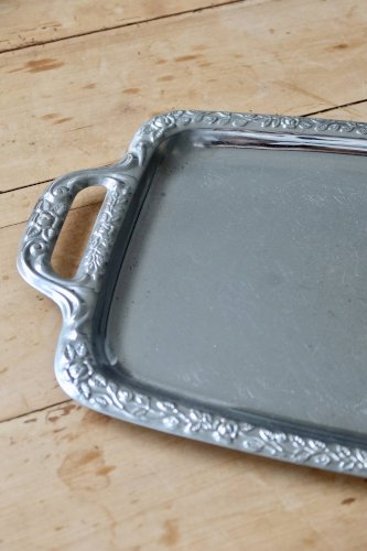 Plateau rectangulaire vintage en métal argenté brillant - Motif gravé