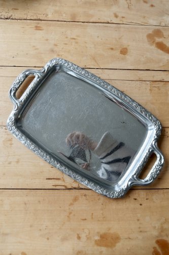 Plateau rectangulaire vintage en métal argenté brillant - Motif gravé
