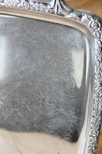 Plateau rectangulaire vintage en métal argenté brillant - Motif gravé
