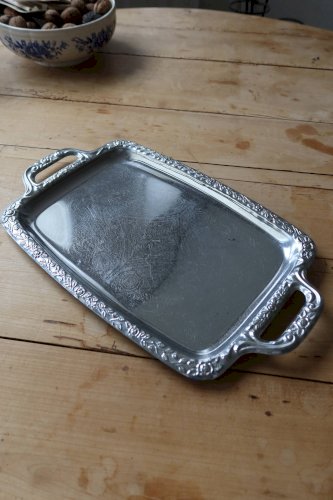 Plateau rectangulaire vintage en métal argenté brillant - Motif gravé