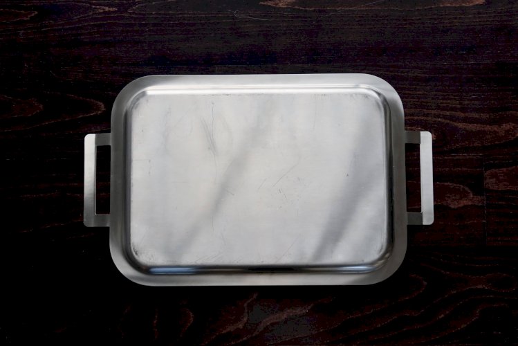 Plateau rectangulaire vintage en métal argenté brillant