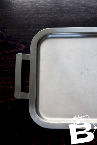 Plateau rectangulaire vintage en métal argenté brillant