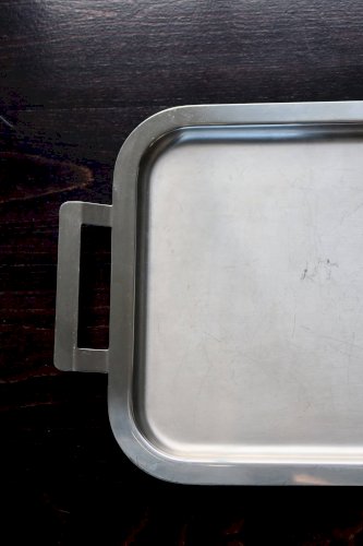 Plateau rectangulaire vintage en métal argenté brillant
