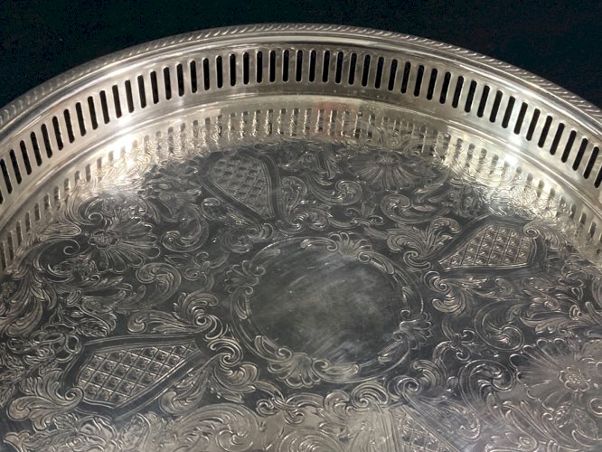 Plateau rond en métal argenté de style Régence à bordure ajourée