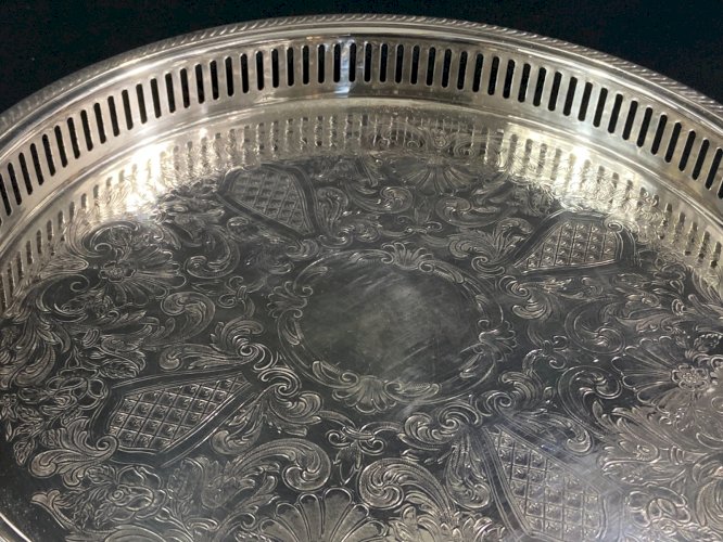 Plateau rond en métal argenté de style Régence à bordure ajourée