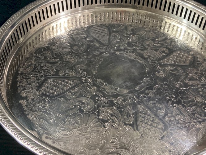 Plateau rond en métal argenté de style Régence à bordure ajourée