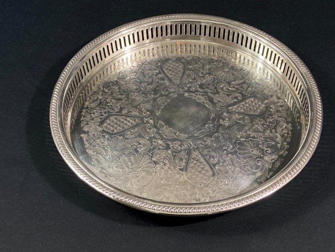 Plateau rond en métal argenté de style Régence à bordure ajourée