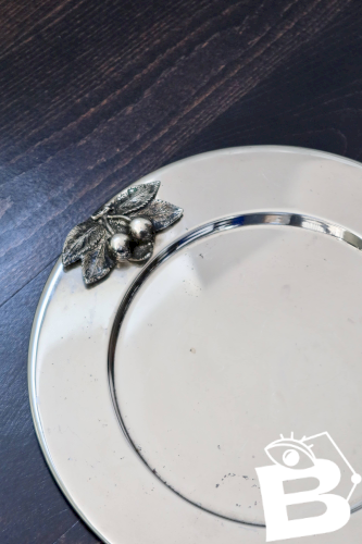 Plateau rond vintage en métal argenté avec cerises