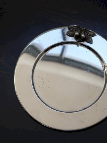 Plateau rond vintage en métal argenté avec cerises