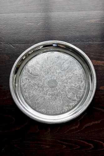 Plateau rond vintage en métal argenté brillant - Motif gravé