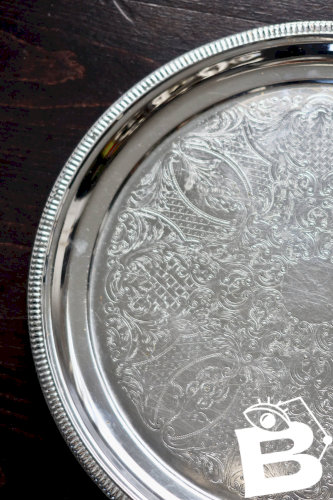 Plateau rond vintage en métal argenté brillant - Motif gravé