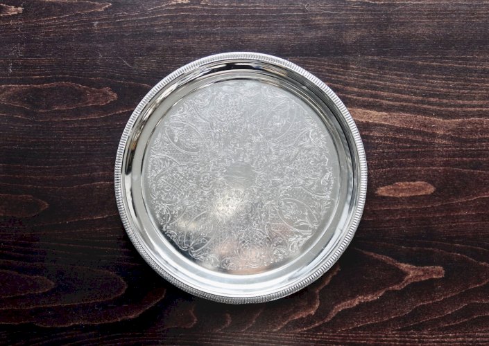 Plateau rond vintage en métal argenté brillant - Motif gravé