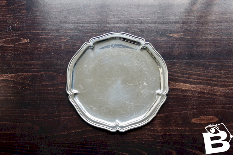 Plateau rond vintage en métal argenté brillant - Style bistrot