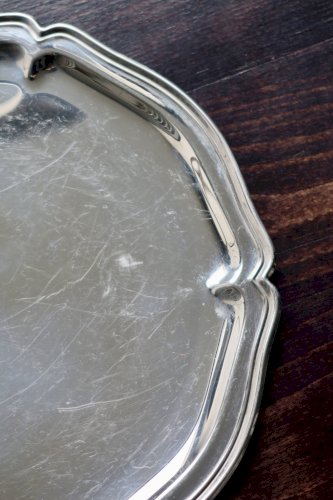 Plateau rond vintage en métal argenté brillant - Style bistrot