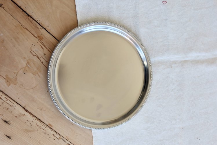 Plateau rond vintage métal argenté liseré perles