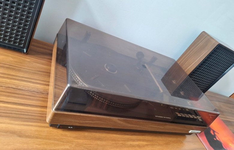 Platine vinyles vintage Hifivox et enceintes, radio cassettes