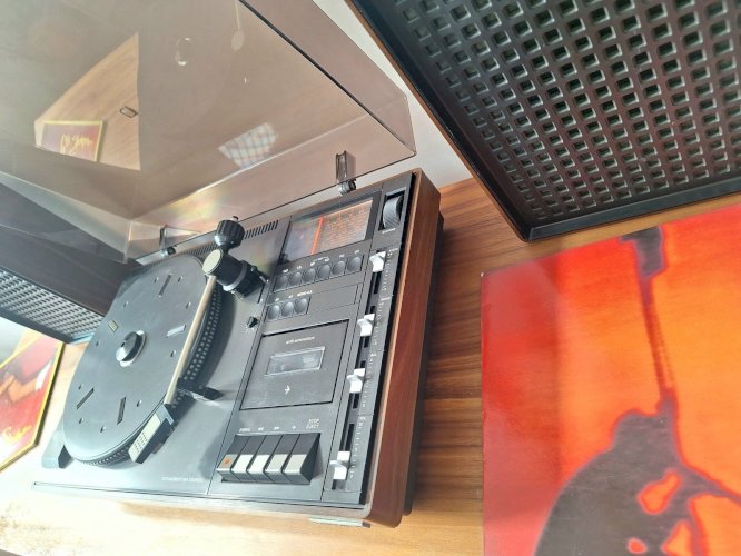 Platine vinyles vintage Hifivox et enceintes, radio cassettes