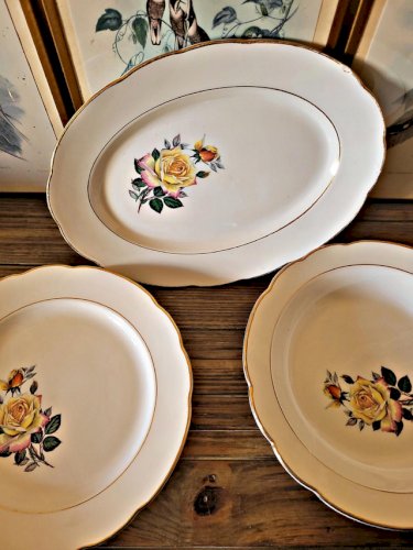 Plats Gien Gardanne, roses couleur jaune (1 ovale, 2 ronds dont un creux)