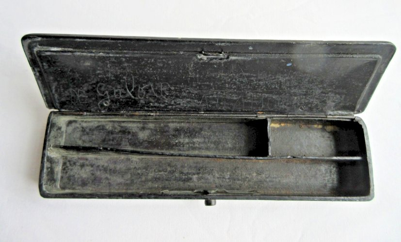 Plumier Napoléon III carton bouilli noir: La farandole espagnole