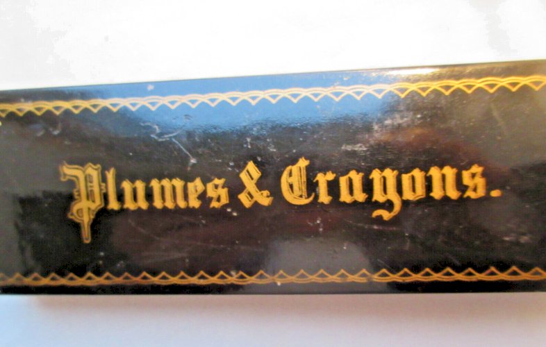 Plumier Napoléon III carton bouilli noir: Plumes et Crayons
