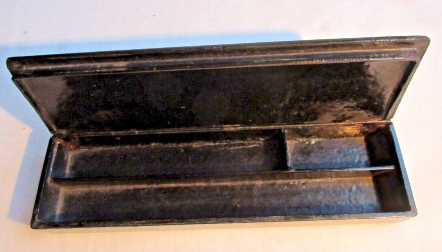 Plumier Napoléon III carton bouilli noir: Plumes et Crayons