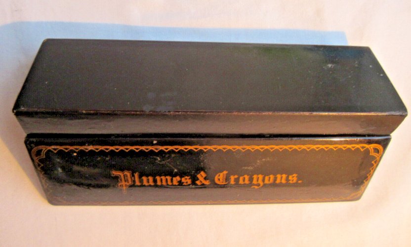 Plumier Napoléon III carton bouilli noir: Plumes et Crayons