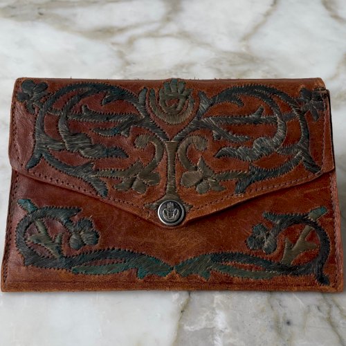 Pochette portefeuille en cuir rehaussé de fil d'argent XXe M3409