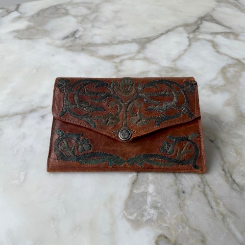Pochette portefeuille en cuir rehaussé de fil d'argent XXe M3409