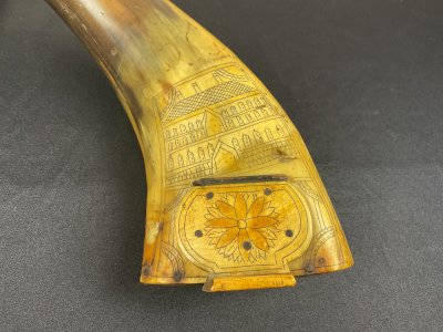 MILITARY POWDER HORN DECORATED WITH ENGRAVINGS 17TH-18TH CENTURY, PROBABLY RUSSIAN