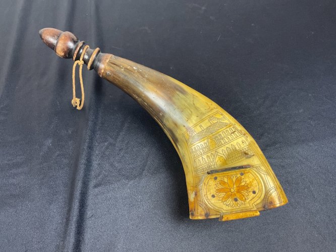 POIRE A POUDRE MILITAIRE EN CORNE DÉCOR GRAVER XVII-XVIII EME probable russe