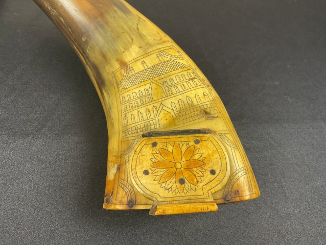 POIRE A POUDRE MILITAIRE EN CORNE DÉCOR GRAVER XVII-XVIII EME probable russe