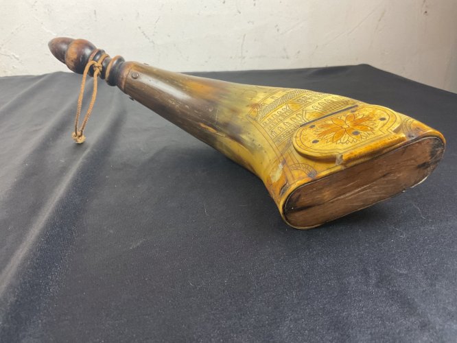 POIRE A POUDRE MILITAIRE EN CORNE DÉCOR GRAVER XVII-XVIII EME probable russe