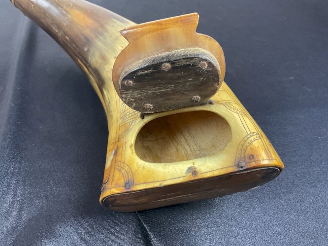 POIRE A POUDRE MILITAIRE EN CORNE DÉCOR GRAVER XVII-XVIII EME probable russe