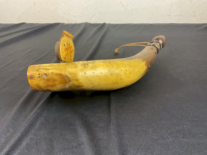 POIRE A POUDRE MILITAIRE EN CORNE DÉCOR GRAVER XVII-XVIII EME probable russe