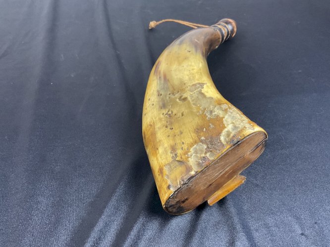 POIRE A POUDRE MILITAIRE EN CORNE DÉCOR GRAVER XVII-XVIII EME probable russe