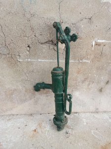 Pompe à Eau Ancienne en Fonte